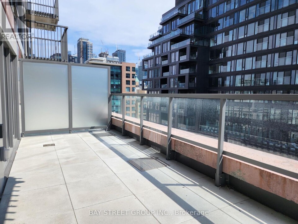 2-802 Augusta Ave in Toronto, ON - Building Photo