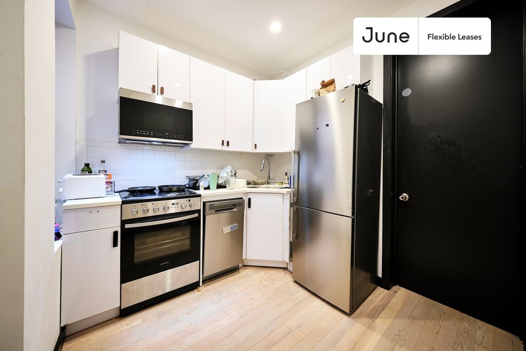 17-16 Linden St in Queens, NY - Building Photo