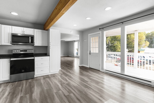 3265 US Highway 2 W, Unit Upper in Kalispell, MT - Building Photo - Building Photo