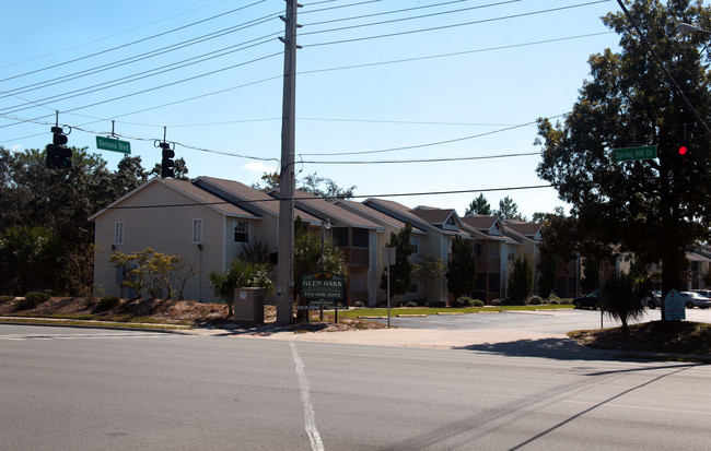 Glen Oaks Apartments in Spring Hill, FL - Foto de edificio - Building Photo