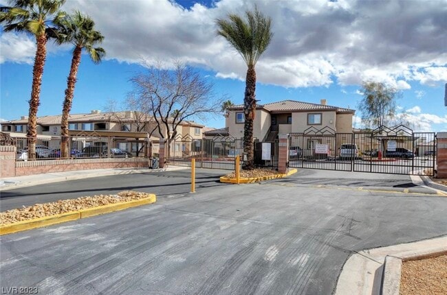 8725 W Flamingo Rd in Las Vegas, NV - Building Photo - Building Photo