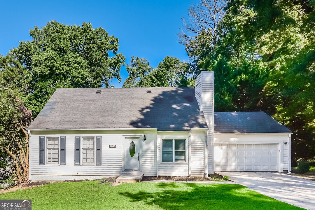 2843 Creekwood Dr SW in Snellville, GA - Building Photo