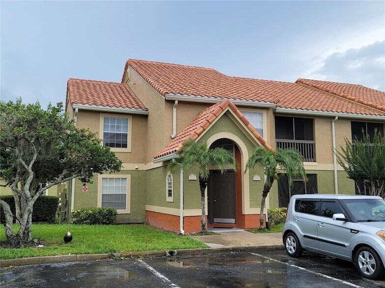 421 Fountainhead Cir, Unit 213 in Kissimmee, FL - Building Photo