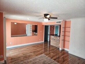 3919 Fairmont Pkwy in Pasadena, TX - Building Photo - Building Photo