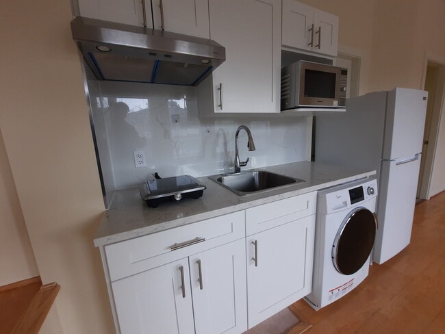 5283 Chesham Ave in Burnaby, BC - Building Photo - Building Photo