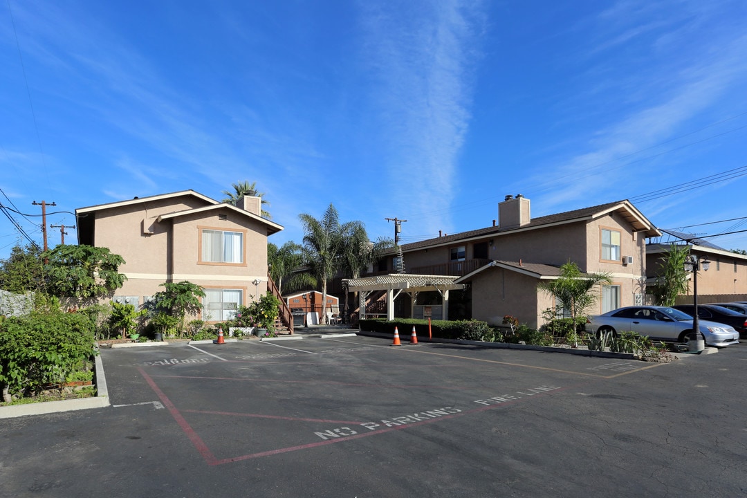 9675 Garden Grove Blvd in Garden Grove, CA - Foto de edificio