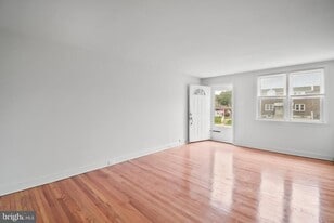 1051 Oakwood Dr in Glenolden, PA - Building Photo