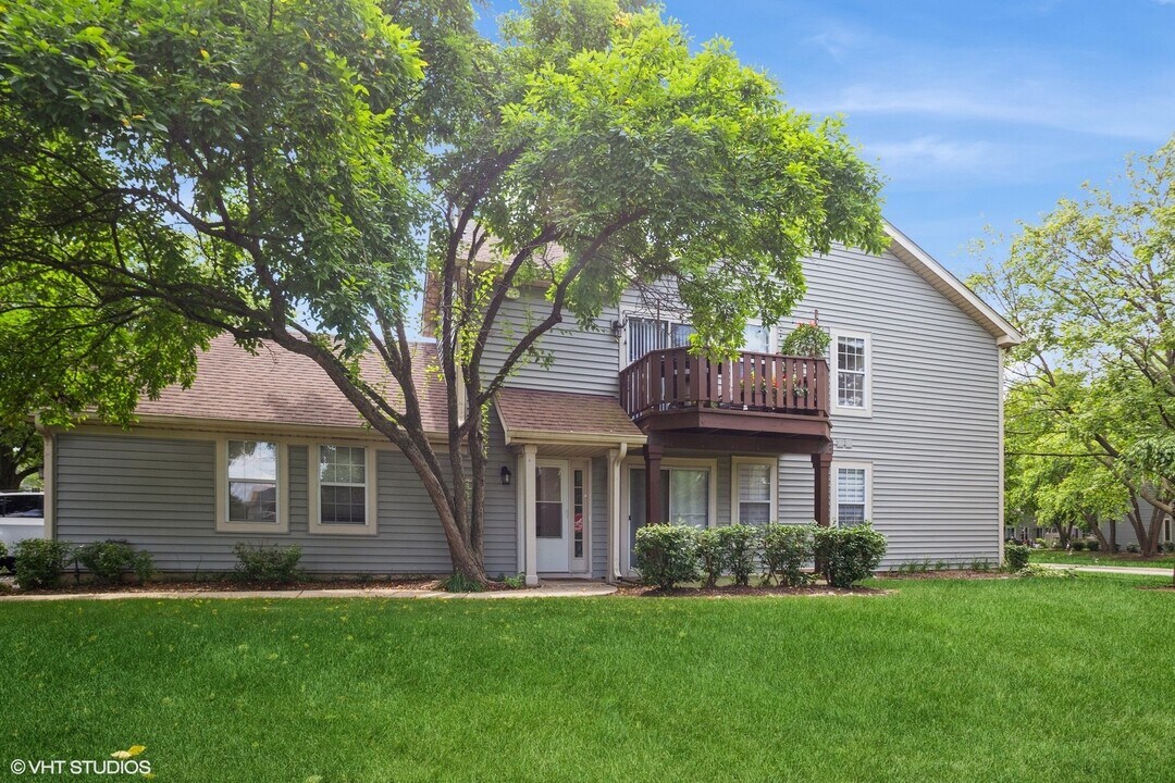1051 Rockport Dr in Carol Stream, IL - Building Photo
