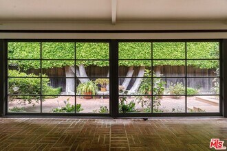 261 S Carmelina Ave in Los Angeles, CA - Building Photo - Building Photo