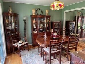 77 Universe Dr in Levittown, NY - Building Photo - Building Photo