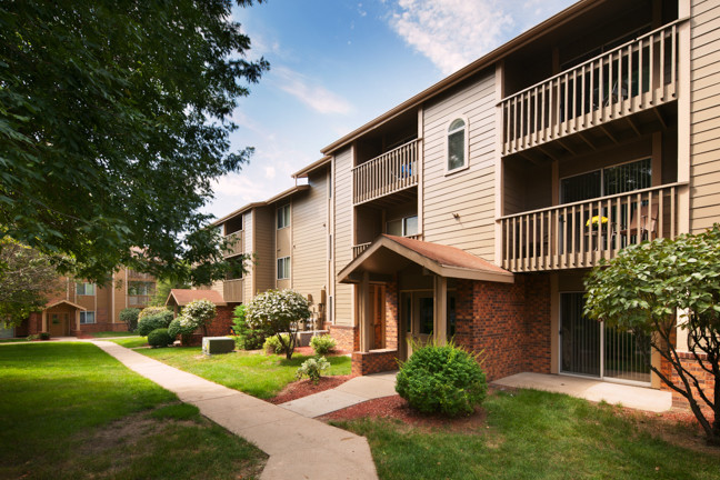 Glen Oaks by Broadmoor in Sioux City, IA - Building Photo