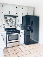 1468 Chalcedony St in San Diego, CA - Foto de edificio - Building Photo