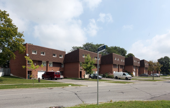 446 Silverstone Dr in Toronto, ON - Building Photo - Building Photo