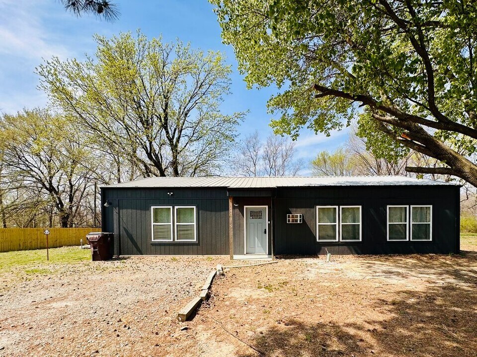 120880 S 4180 Rd in Eufaula, OK - Building Photo
