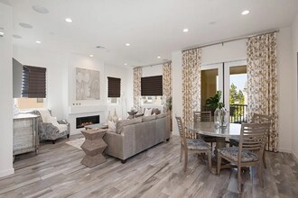 168 Follyhatch in Irvine, CA - Foto de edificio - Building Photo