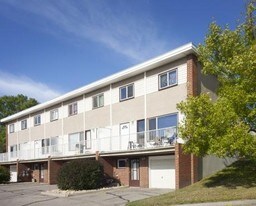 Cambrian Court in Calgary, AB - Building Photo