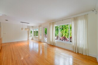 911 Mariana Ave in Coral Gables, FL - Foto de edificio - Building Photo