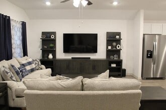1002 Austin Byu Dr in Hutto, TX - Building Photo - Building Photo