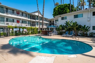 Oasis Apartments in West Covina, CA - Foto de edificio - Building Photo