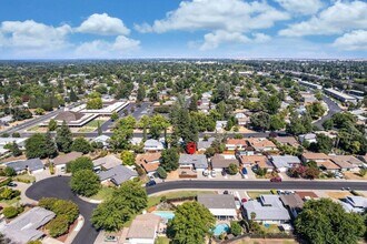 2585 Warrego Way in Sacramento, CA - Building Photo - Building Photo