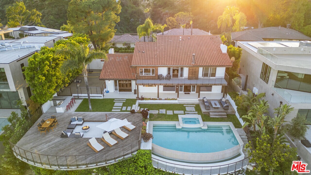 2028 Stradella Rd in Los Angeles, CA - Building Photo