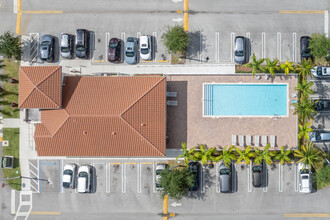 Century Park West in Miami, FL - Foto de edificio - Building Photo