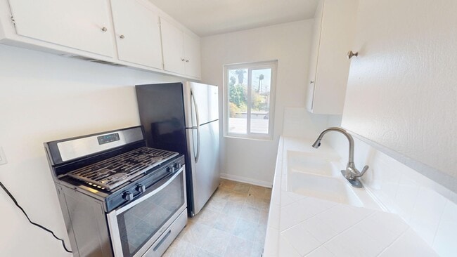 626 Kew in Inglewood, CA - Foto de edificio - Interior Photo