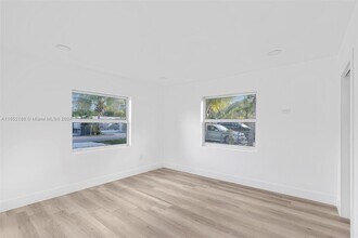 216 NE 160th St in Miami, FL - Foto de edificio - Building Photo