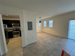 10630 NW 88th St in Doral, FL - Building Photo - Building Photo