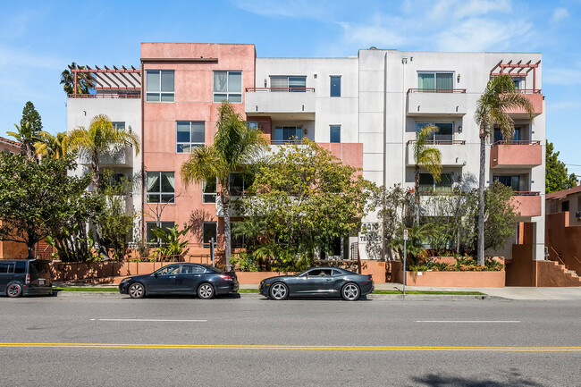 2010 S Beverly Glen Blvd, Unit 103 in Los Angeles, CA - Foto de edificio - Building Photo