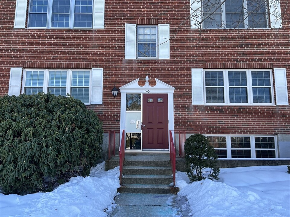 140 Lake Shore Rd in Boston, MA - Foto de edificio