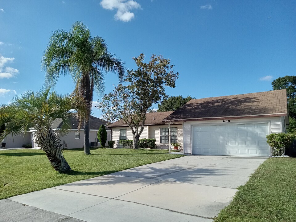 658 Dromedary Ct in Kissimmee, FL - Building Photo