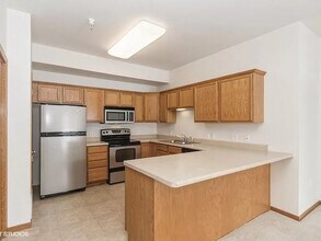 130 Jefferson St, Unit Number 3 in North Liberty, IA - Foto de edificio - Building Photo