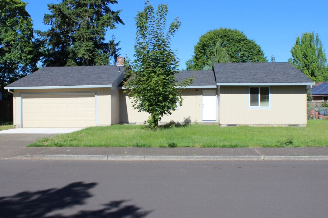 2011 NE 10th Ave in Hillsboro, OR - Foto de edificio