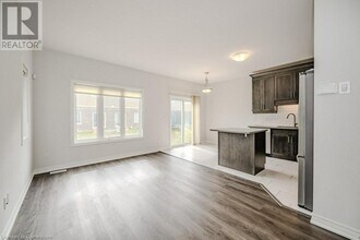 121 Sunflower Pl in Welland, ON - Building Photo - Building Photo