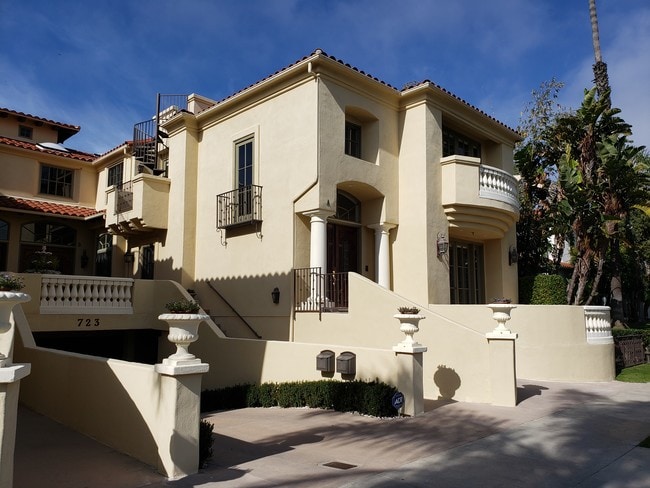 property at 723 S Broadway