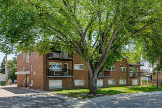 Astor Villa in Saskatoon, SK - Building Photo - Building Photo