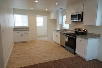 221 E Moneta Ave in Bakersfield, CA - Building Photo - Interior Photo