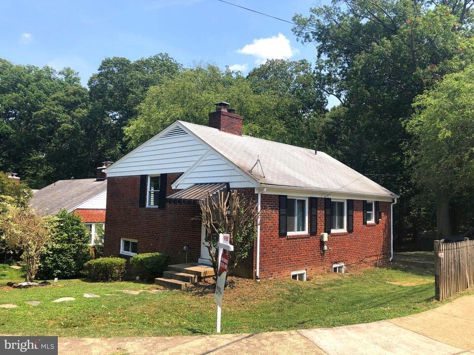 5650 4th St N in Arlington, VA - Building Photo
