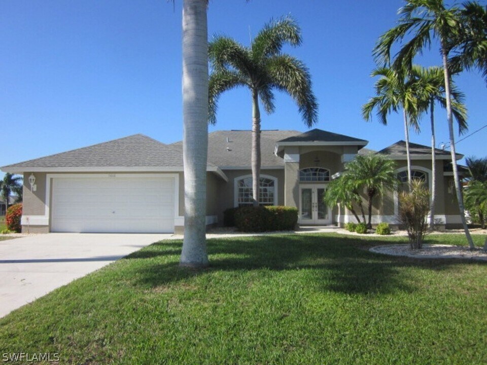 5008 SW 9th Pl in Cape Coral, FL - Foto de edificio