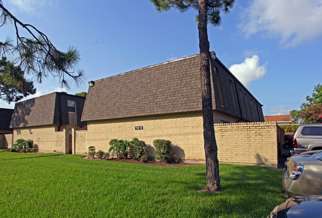 Pines I & II in Gretna, LA - Foto de edificio - Building Photo