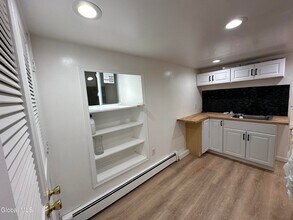 27 McElwain Ave, Unit 1 in Cohoes, NY - Foto de edificio - Building Photo