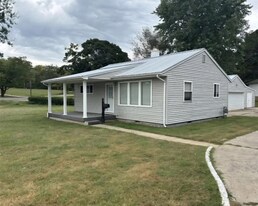 222 Crestview Dr in Brandenburg, KY - Building Photo