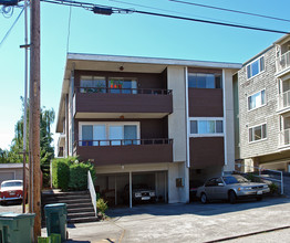 Dayton Apartments in Seattle, WA - Building Photo - Building Photo