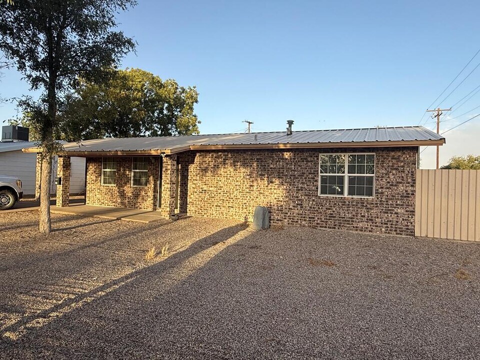 401 N Ave C in Kermit, TX - Building Photo