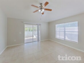 1304 Alhambra Crest Dr in Ruskin, FL - Foto de edificio - Building Photo