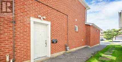19 Mountbatten Rd in Vaughan, ON - Building Photo - Building Photo