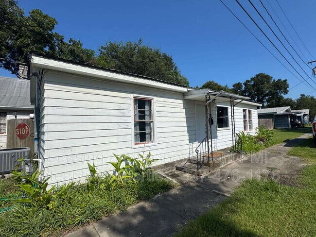 105 N Cemetery St in St. Martinville, LA - Building Photo - Building Photo