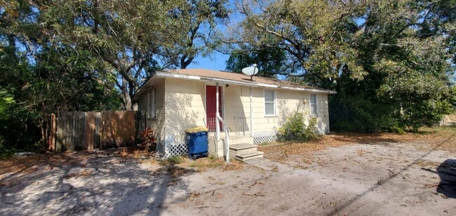 1124 Belleair Rd