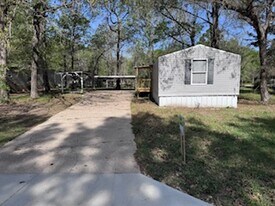 891 Windwood Dr in Livingston, TX - Building Photo